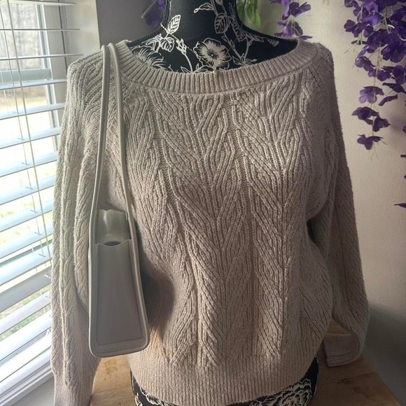 Old Navy Sweaters - Old Navy Cream Cable Knit Sweater Size M